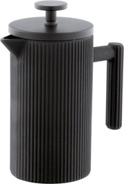 Schwarze French Press mit vertikal geriffelter Oberfläche, Deckel, Pressknopf, Ausgießer und eckigem Griff in frontaler Dreiviertelansicht leicht von oben