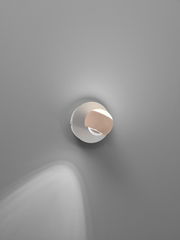 Moderne Wandleuchte mit rundem Design, seitliche Perspektive