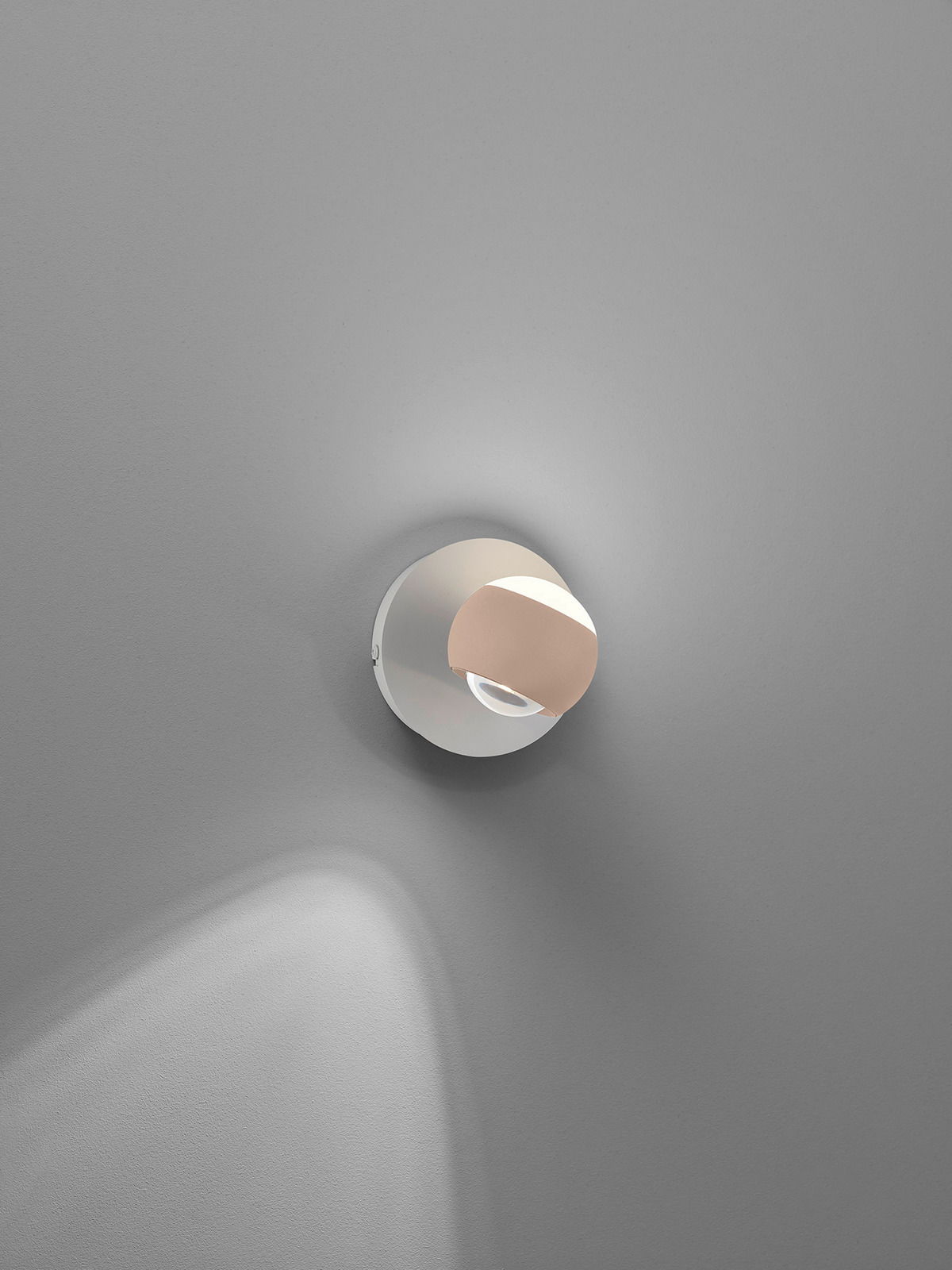 Moderne Wandleuchte mit rundem Design, seitliche Perspektive