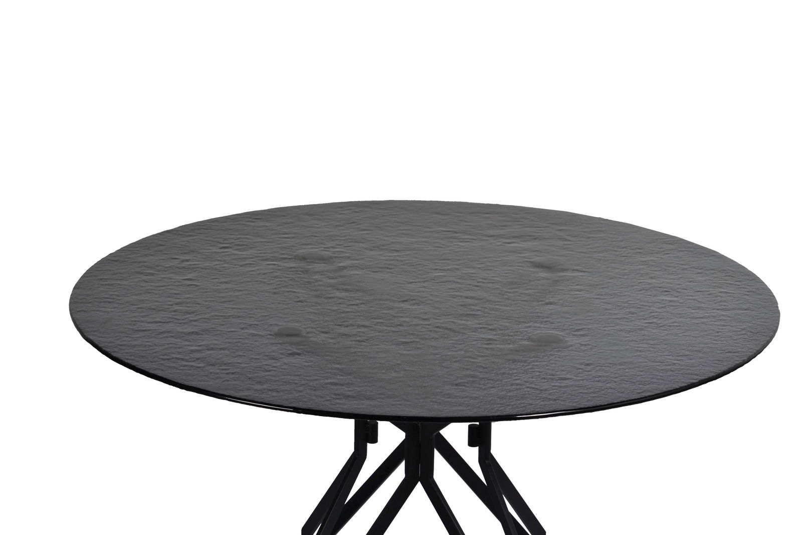 Runder Esstisch mit schwarzer, strukturierter Tischplatte und modernen Metallbeinen, seitliche Perspektive