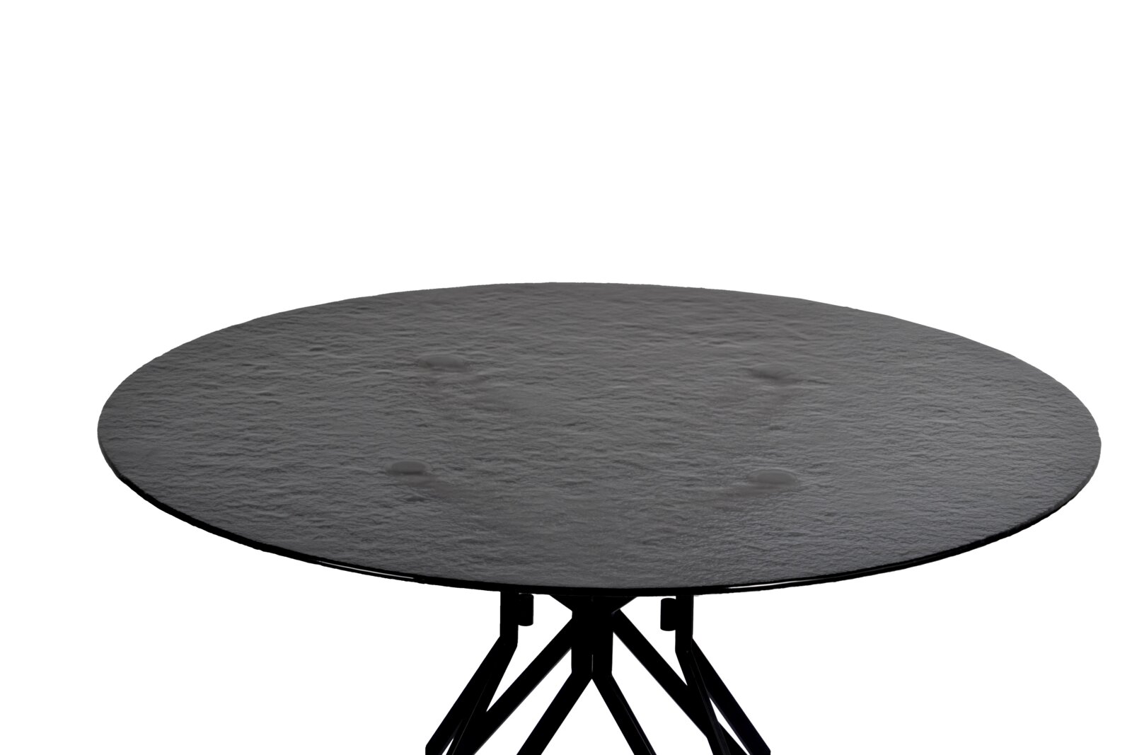 Runder Esstisch mit schwarzer, strukturierter Tischplatte und modernen Metallbeinen, seitliche Perspektive