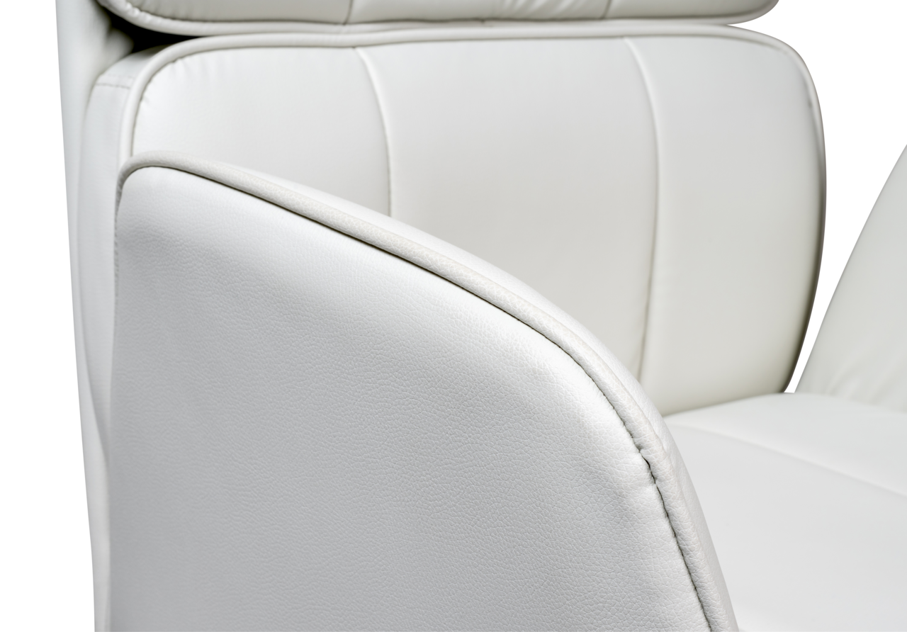Nahaufnahme eines weißen Drehstuhls mit gepolsterten Armlehnen und Rückenlehne, seitliche Perspektive