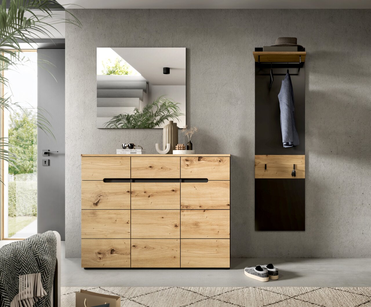 MID.YOU Garderobenkombination CANU Moderne Garderobe im Flur: Holzkommode mit markanter Maserung und schwarzer Griffleiste, darüber quadratischer Wandspiegel; rechts Garderobenpaneel mit Ablage und Haken, frontal aus leicht erhöhter Perspektive aufgenommen.
