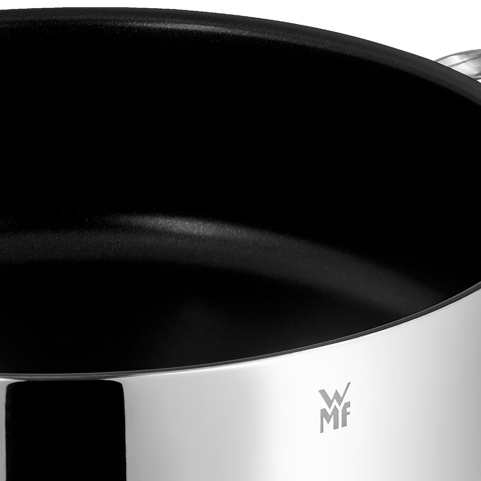 Close-up van een glanzende roestvrijstalen pan met zwarte binnenbekleding en het WMF-logo.