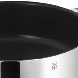 Nahaufnahme eines glänzenden Edelstahltopfs mit schwarzer Innenbeschichtung und WMF-Logo.