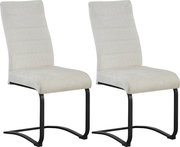 Zwei moderne Freischwinger-Esszimmerstühle mit hellbeigem Stoffbezug und schwarzem Metallgestell, schräg von vorne in 3/4-Perspektive auf weißem Hintergrund