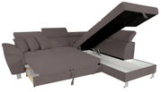 Ecksofa in Grau mit Stauraum, von schräg vorne betrachtet, mit hochgeklapptem Sitzteil.