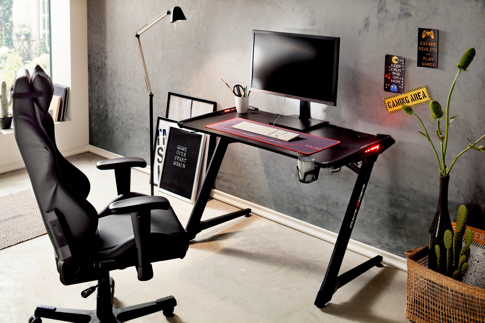 Moderner Gaming-Tisch mit Monitor, Tastatur und Mauspad, seitliche Perspektive