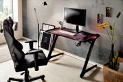 Moderner Gaming-Tisch mit Monitor, Tastatur und Mauspad, seitliche Perspektive