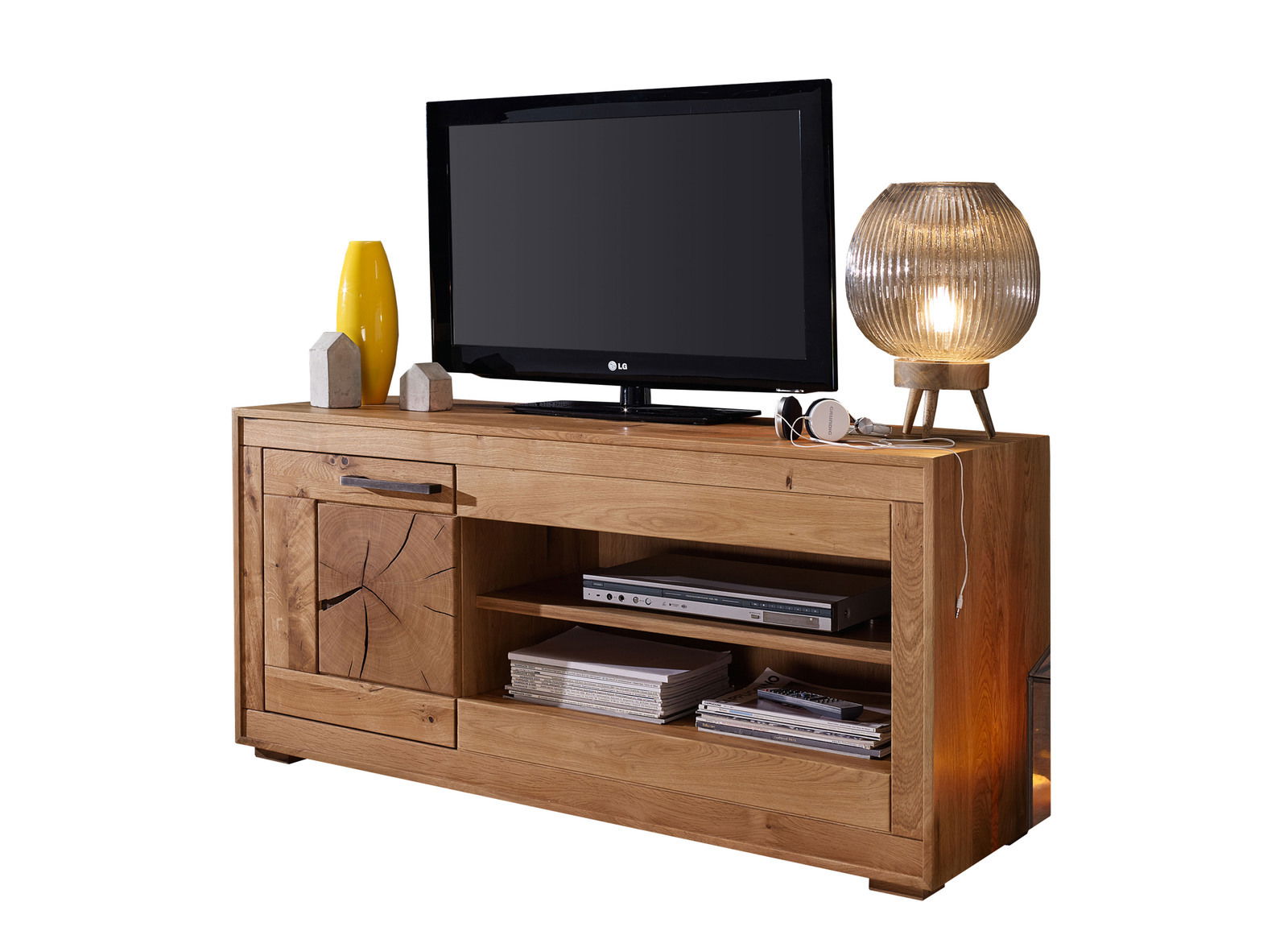 Landscape TV-lowboard I MERAN TV-Element aus Holz mit einem Fernseher, einer Lampe und Dekorationen darauf, seitliche Perspektive