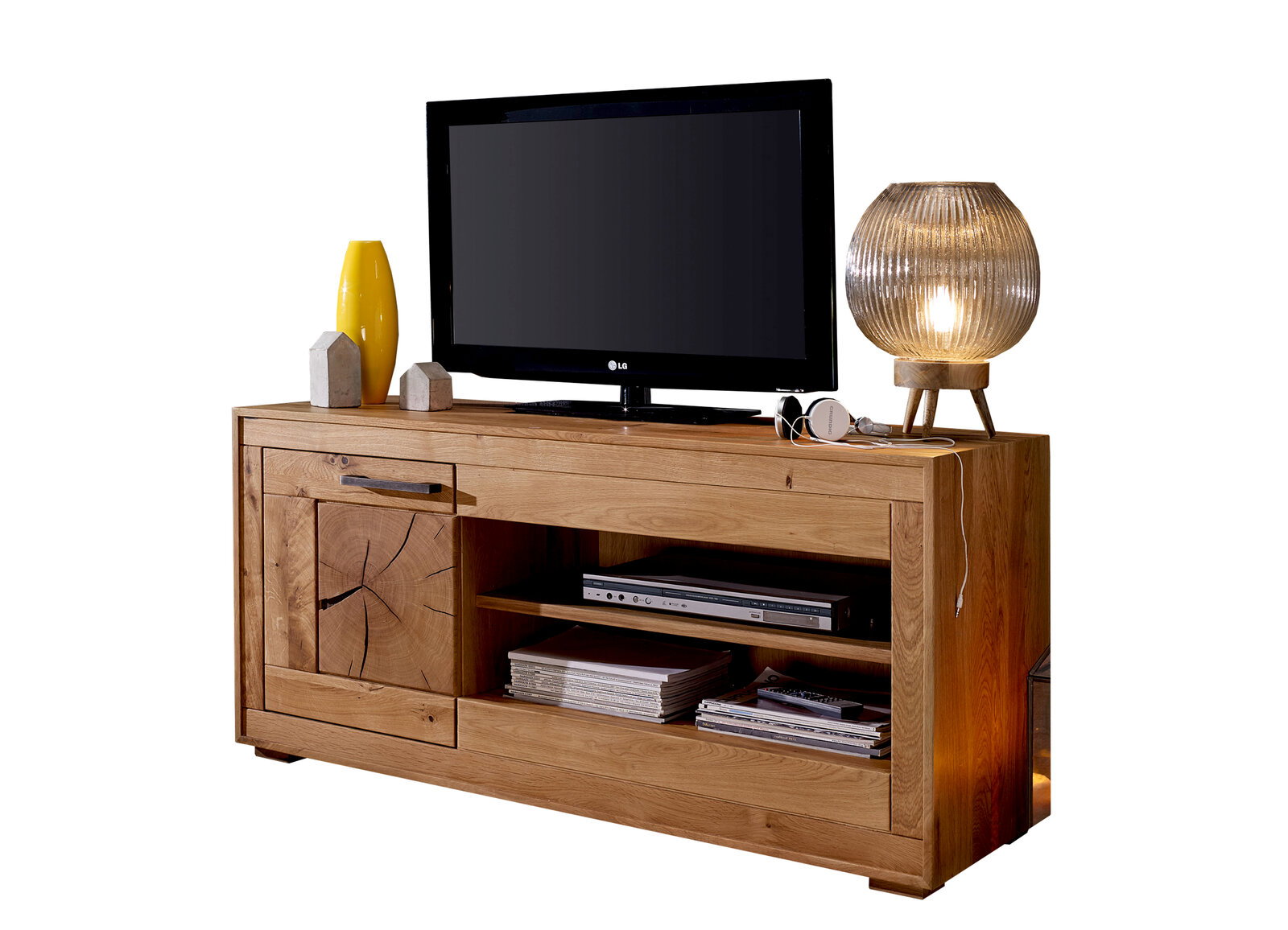 Landscape TV-lowboard I MERAN TV-Element aus Holz mit einem Fernseher, einer Lampe und Dekorationen darauf, seitliche Perspektive