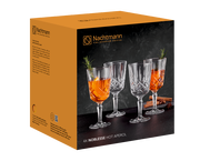 Verpackung des Nachtmann Noblesse Hot Aperol Sets mit vier Kristallgläsern, gefüllt mit Aperol, aus seitlicher Perspektive.