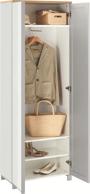 Geöffneter weißer Kleiderschrank mit Holzdeckplatte, Kleiderstange und Einlegeböden, bestückt mit Jacke, Korb und Schuhen, in frontaler Perspektive