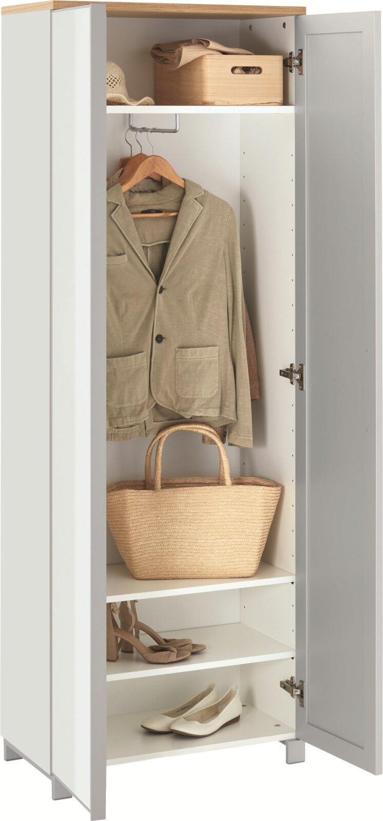 Geöffneter weißer Kleiderschrank mit Holzdeckplatte, Kleiderstange und Einlegeböden, bestückt mit Jacke, Korb und Schuhen, in frontaler Perspektive