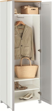 Geöffneter weißer Kleiderschrank mit Holzdeckplatte, Kleiderstange und Einlegeböden, bestückt mit Jacke, Korb und Schuhen, in frontaler Perspektive
