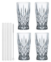 Vier elegante Latte-Macchiato-Gläser mit Kristallmuster, vier Glasstrohhalme und eine Reinigungsbürste, Ansicht von vorne.