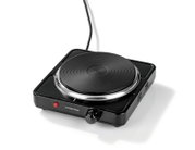 Schwarze elektrische Einzelkochplatte von GOURMETmaxx mit stufenweise regelbarem Drehknopf und roter Kontrollleuchte, aus schräger Vorderansicht von oben