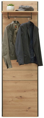 Wandpaneel aus Holz mit Kleiderhaken, zwei Jacken und einem Regalbrett mit Pflanze und Mütze, frontale Ansicht.