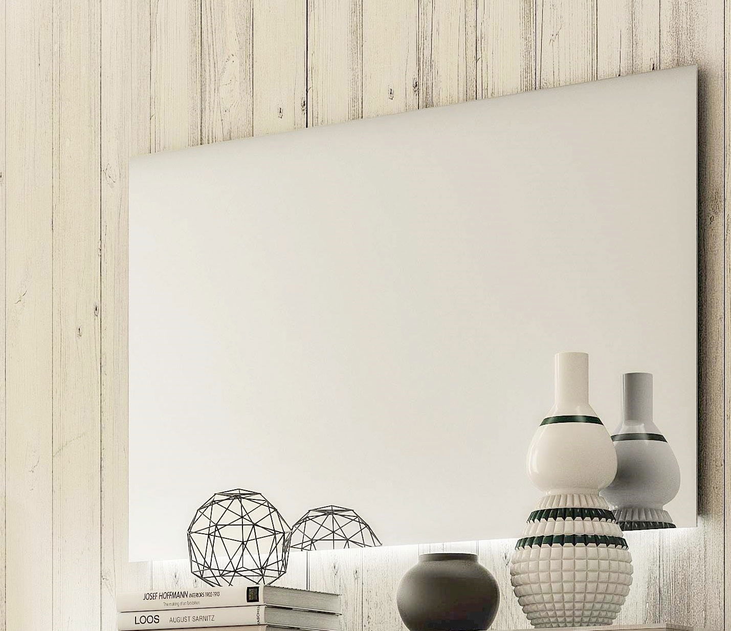 Rechteckiger Wandspiegel mit Holzrahmen, dekoriert mit modernen Vasen und geometrischen Objekten, seitliche Perspektive