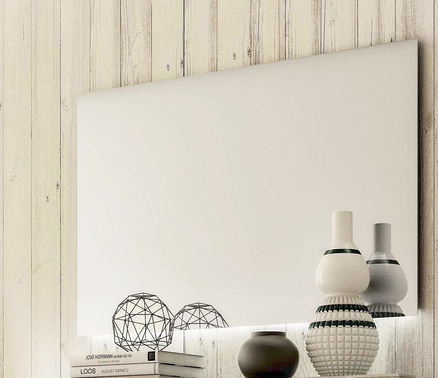 Rechteckiger Wandspiegel mit Holzrahmen, dekoriert mit modernen Vasen und geometrischen Objekten, seitliche Perspektive