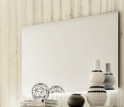 Rechteckiger Wandspiegel mit Holzrahmen, dekoriert mit modernen Vasen und geometrischen Objekten, seitliche Perspektive