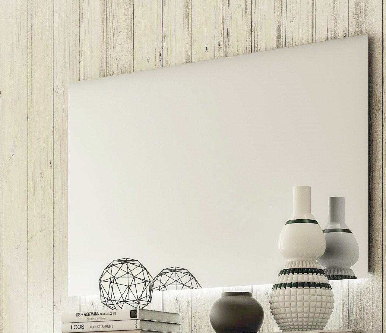 Rechteckiger Wandspiegel mit Holzrahmen, dekoriert mit modernen Vasen und geometrischen Objekten, seitliche Perspektive