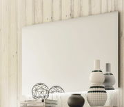 Rechteckiger Wandspiegel mit Holzrahmen, dekoriert mit modernen Vasen und geometrischen Objekten, seitliche Perspektive