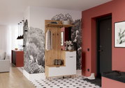 Kompaktgarderobe in einem modernen Flur, mit Holz- und weißen Elementen, Haken für Kleidung, einem Regal und Schubladen, seitliche Perspektive.