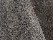 Nahaufnahme eines grauen Hochflor-Teppichs mit weicher Textur, seitliche Perspektive