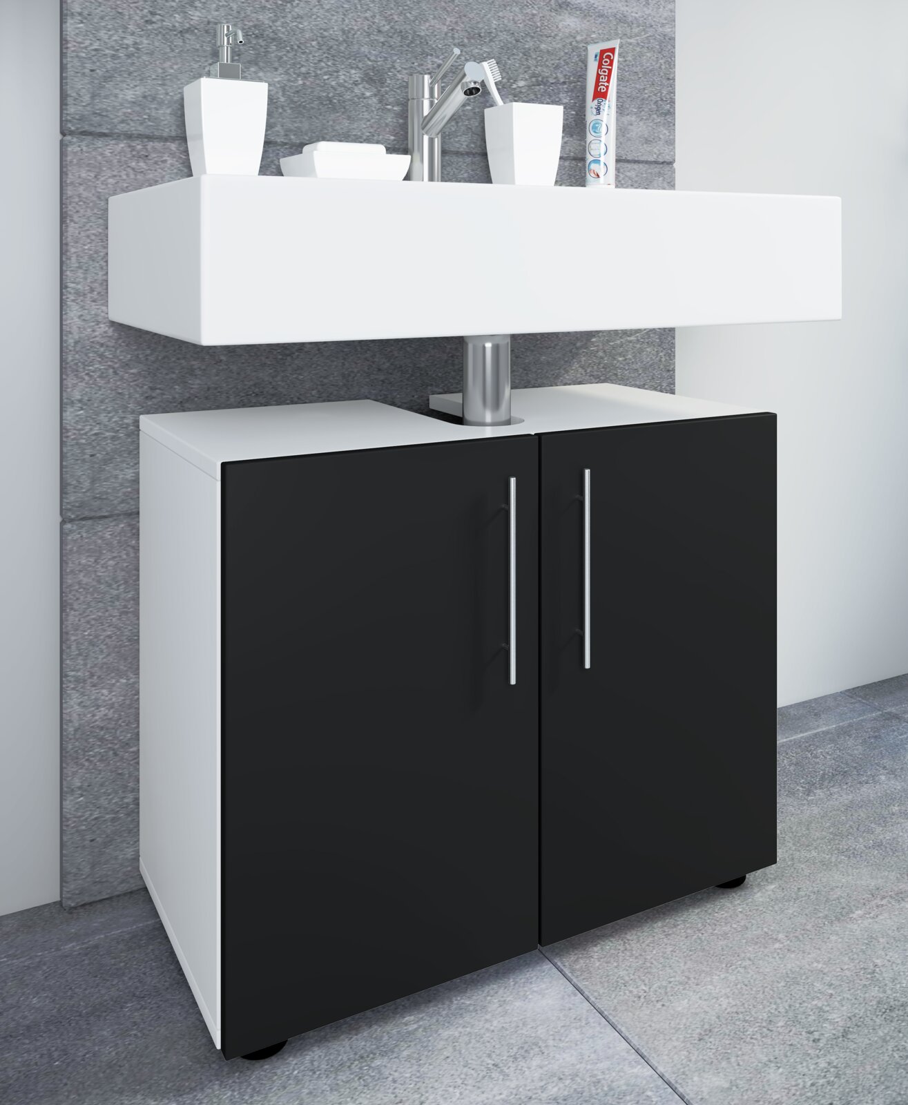 Modernes Badezimmer-Waschbecken mit weißem rechteckigem Aufsatzwaschbecken und Unterschrank mit schwarzen Türen und silbernen Griffen, inkl. Chrom-Armatur und Accessoires Perspektive: frontale Ansicht leicht von links (3/4-Ansicht).