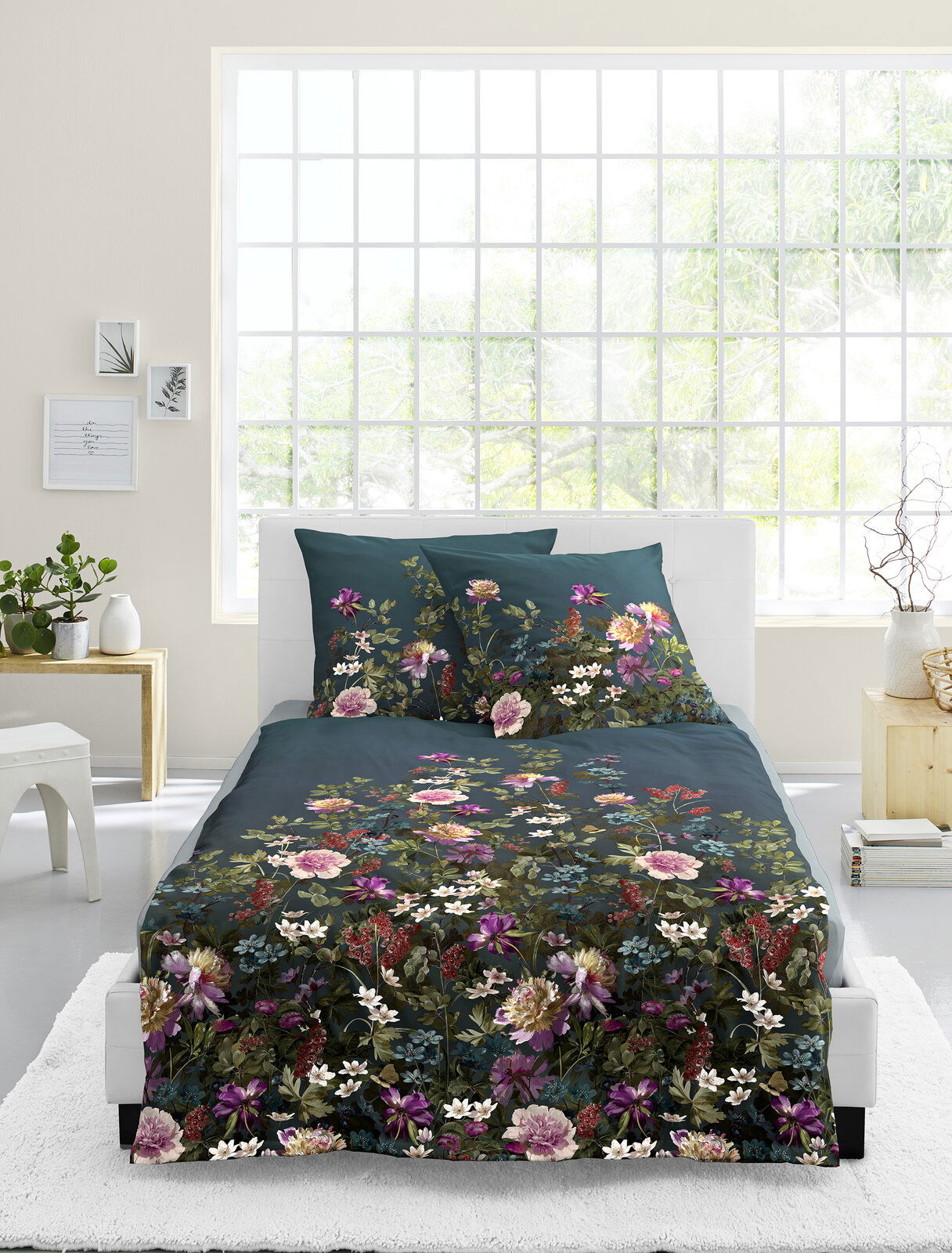 Bettwäsche-Set mit floralem Muster in einem modernen Schlafzimmer, Vorderansicht