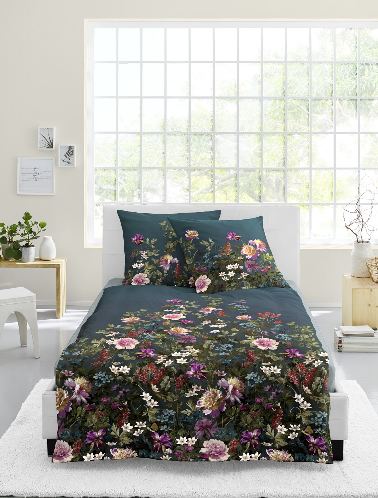 Beddengoedset met bloemmotief in een moderne slaapkamer, vooraanzicht