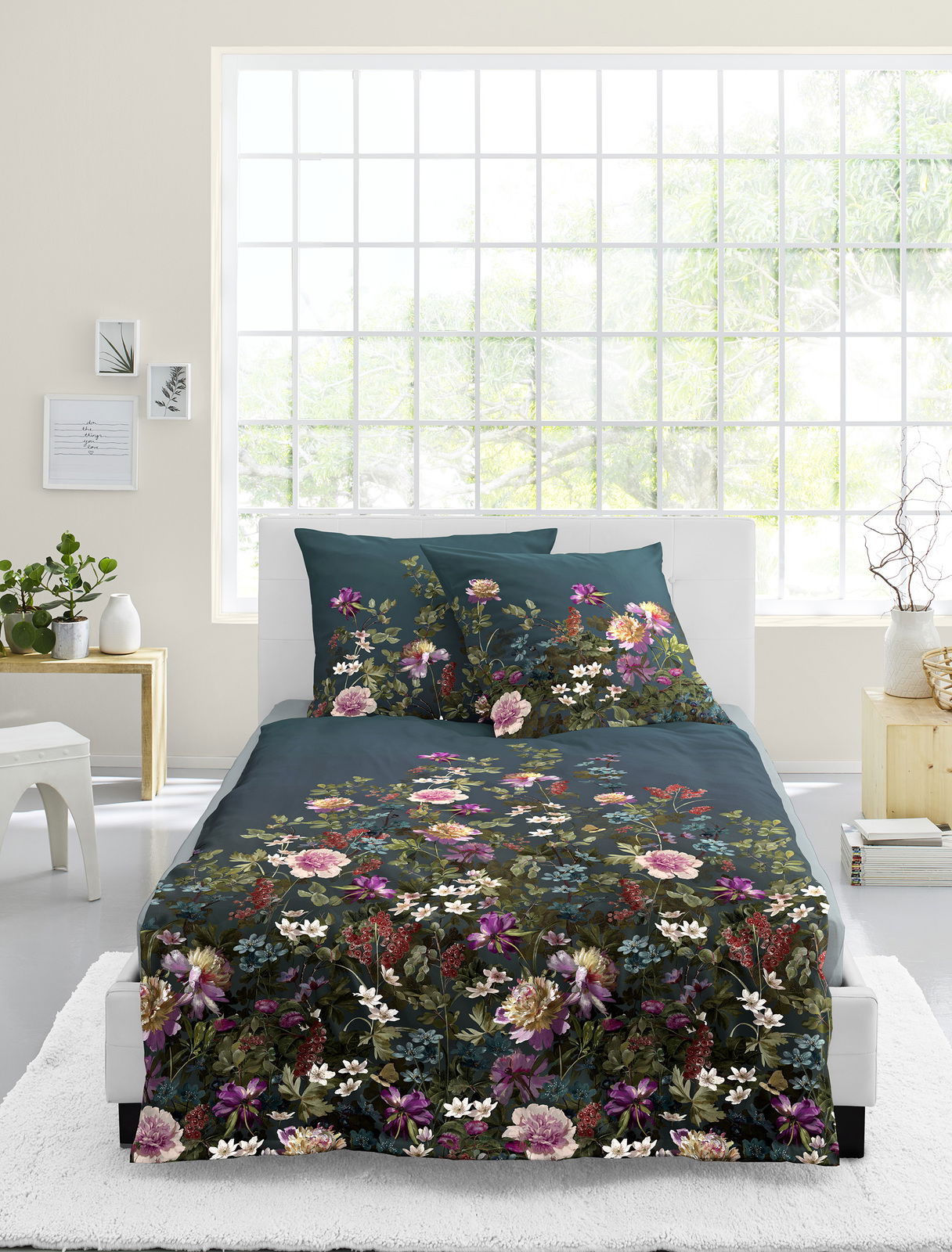 Bettwäsche-Set mit floralem Muster in einem modernen Schlafzimmer, Vorderansicht