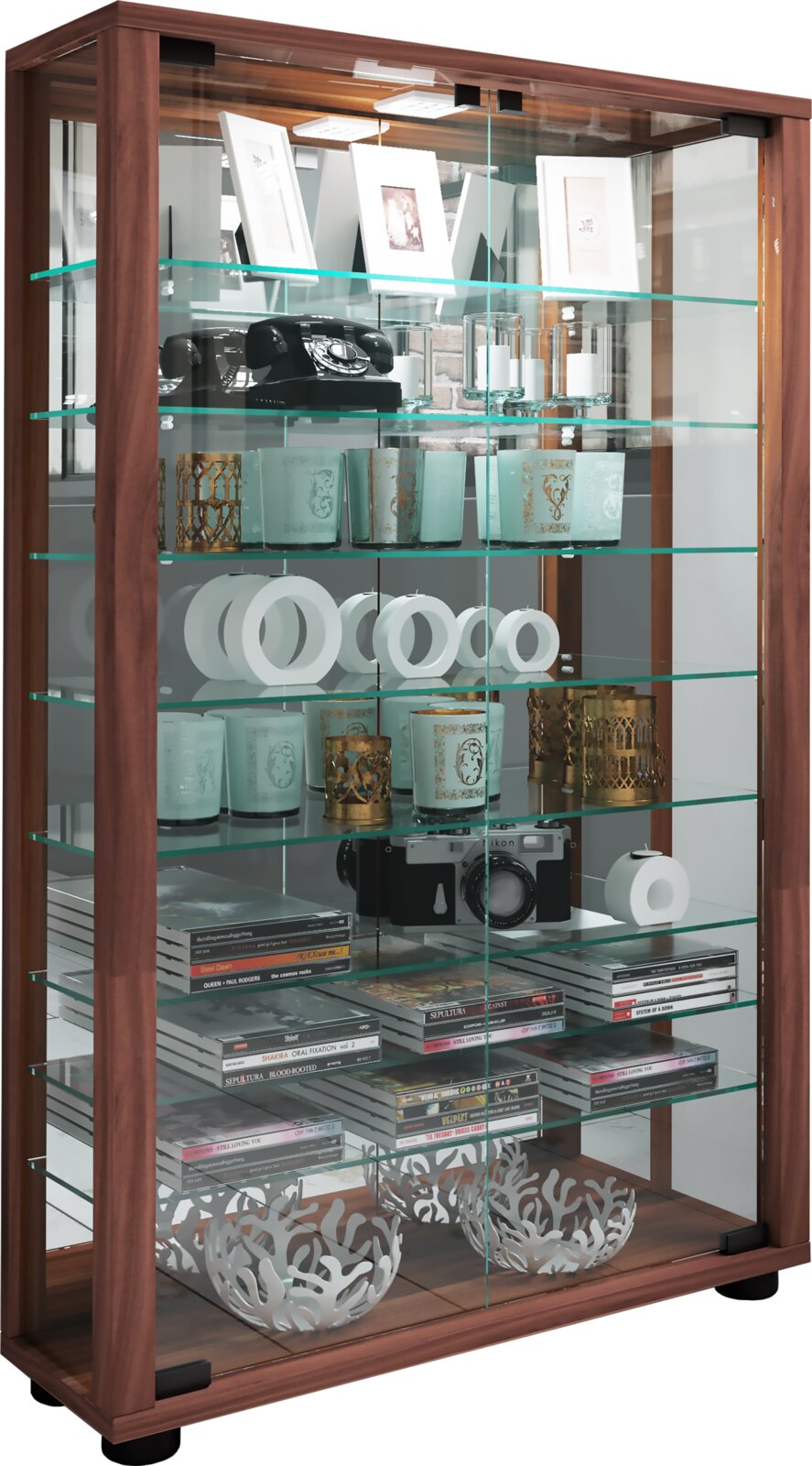 Holz-Vitrine mit Glasfront und mehreren Glasböden, dekoriert mit Bilderrahmen, Kerzenhaltern, Vintage-Telefon, Kamera und CDs, schräg von vorn aufgenommen