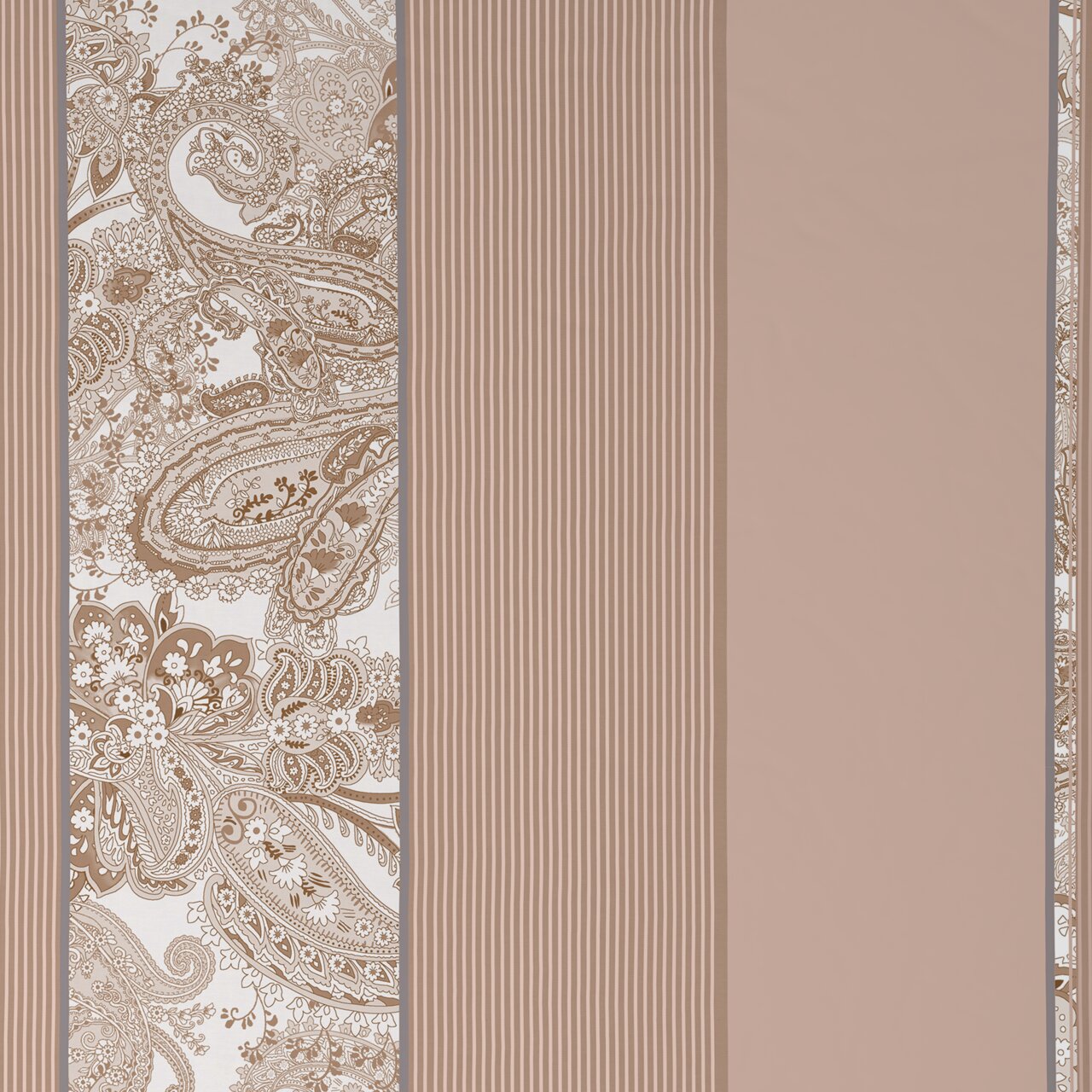 Dekoratives Tapeten- oder Stoffmuster in Beige und Weiß mit Paisley-Ornamenten links, schmalen vertikalen Streifen in der Mitte und einfarbiger Fläche rechts, Frontalansicht