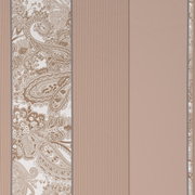Dekoratives Tapeten- oder Stoffmuster in Beige und Weiß mit Paisley-Ornamenten links, schmalen vertikalen Streifen in der Mitte und einfarbiger Fläche rechts, Frontalansicht