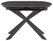 Moderner Esstisch mit schwarzer Tischplatte und X-förmigem Metallgestell, seitliche Perspektive