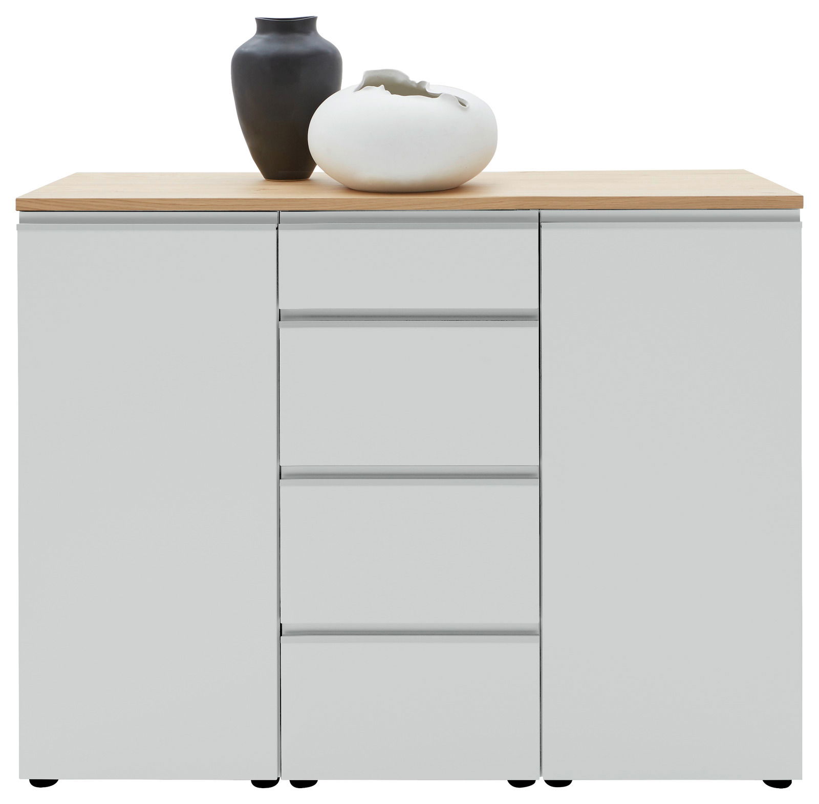 Frontansicht einer modernen Kombi-Kommode 135 mit zwei Vasen auf der Holzoberfläche, links eine schwarze und rechts eine weiße Vase.
