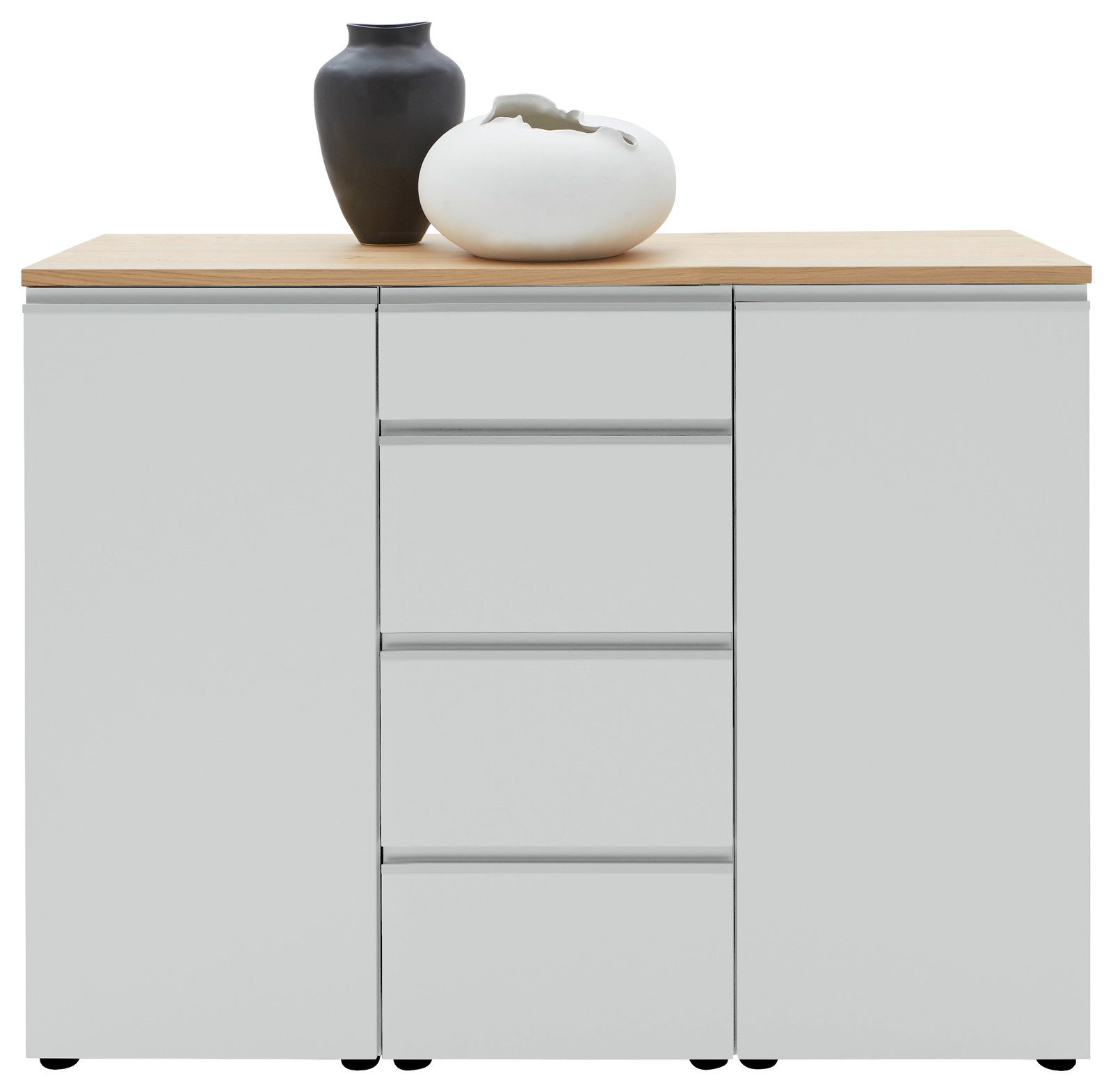 Frontansicht einer modernen Kombi-Kommode 135 mit zwei Vasen auf der Holzoberfläche, links eine schwarze und rechts eine weiße Vase.