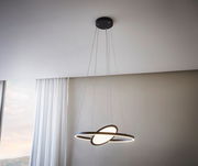Moderne LED-Hängeleuchte Sol in schwarzem Design, von der Decke hängend, mit zwei ineinander verschlungenen Ringen, seitliche Perspektive.