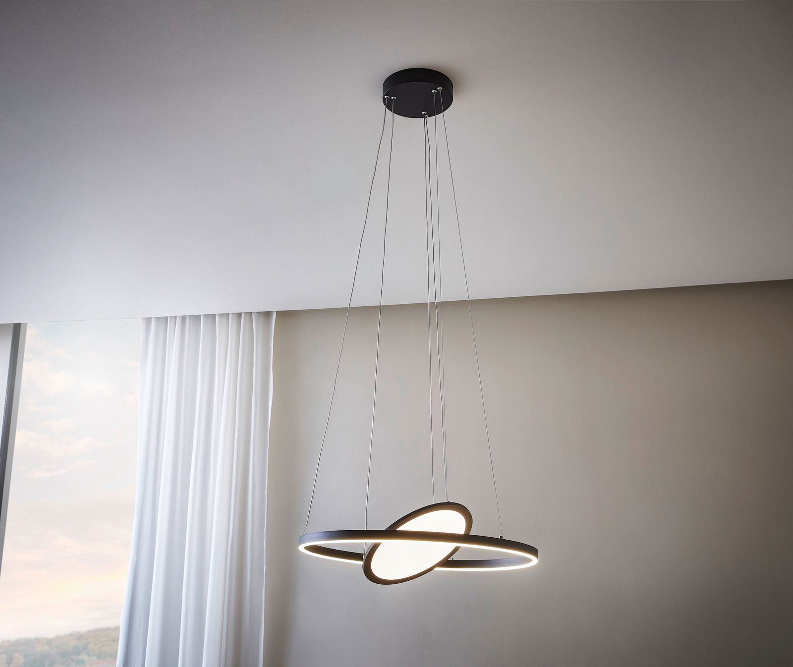 Moderne LED-Hängeleuchte Sol in schwarzem Design, von der Decke hängend, mit zwei ineinander verschlungenen Ringen, seitliche Perspektive.