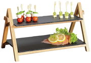 Zweistöckige Etagere aus Schiefer mit Holzrahmen, präsentiert mit Vorspeisen wie Tomaten-Mozzarella-Spießen und Lachs mit Zitronenscheiben, seitliche Perspektive