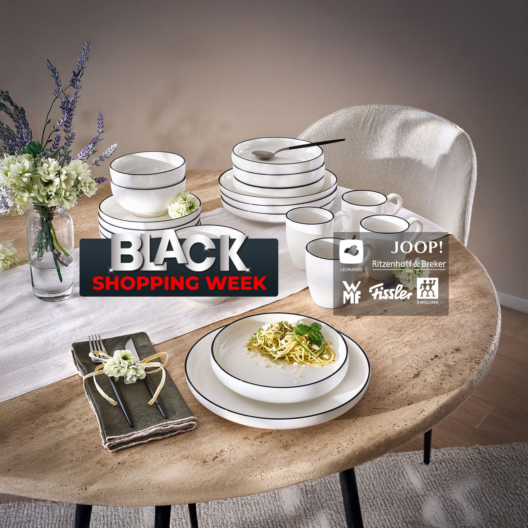 Stilvoll gedeckter Tisch mit weißem Geschirr und Blumen, darüber Schriftzug „Black Shopping Week