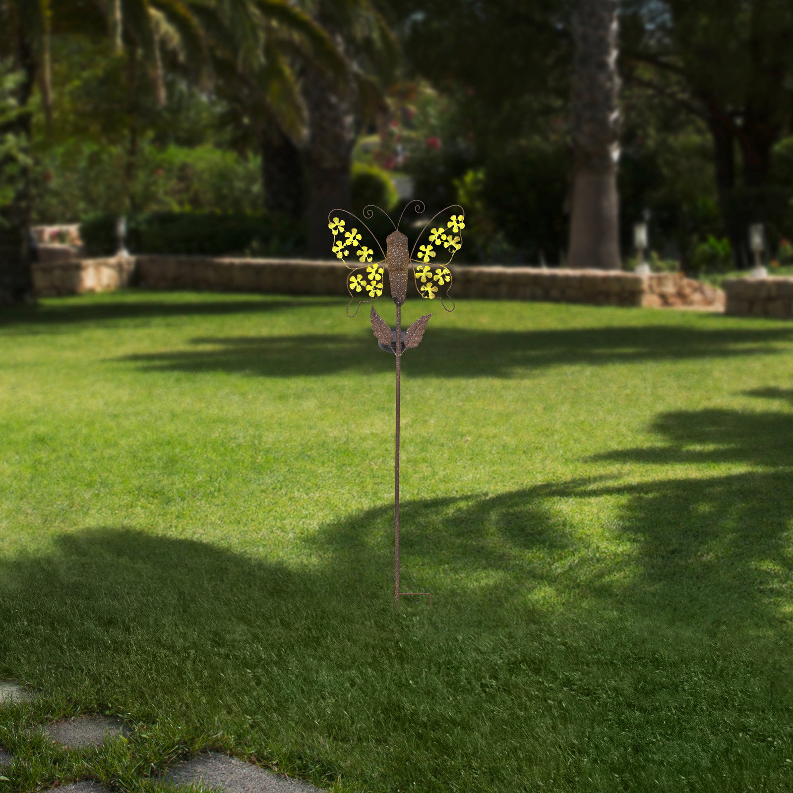 Ambia Garden Solarleuchte Solarleuchte in Schmetterlingsform auf einer Wiese, frontal fotografiert.