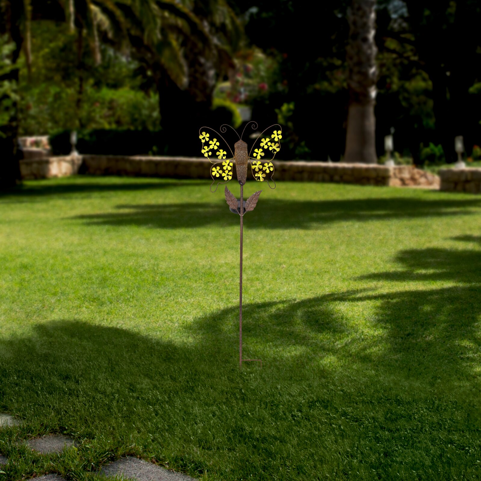 Ambia Garden Solarleuchte SOLARLEUCHTE Solarleuchte in Schmetterlingsform auf einer Wiese, frontal fotografiert.