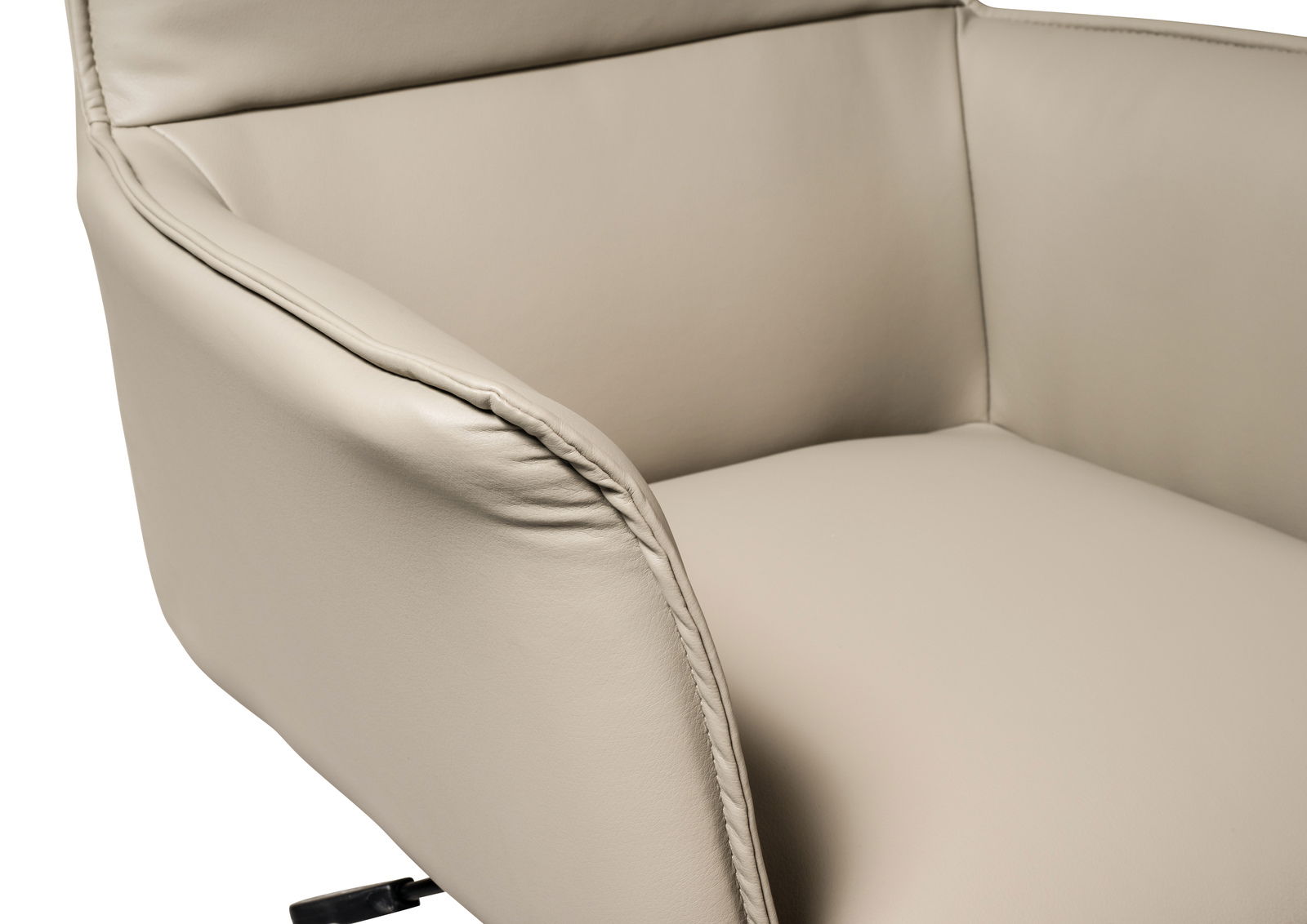 Nahaufnahme eines beigen Chefsessels aus Leder, seitliche Perspektive.