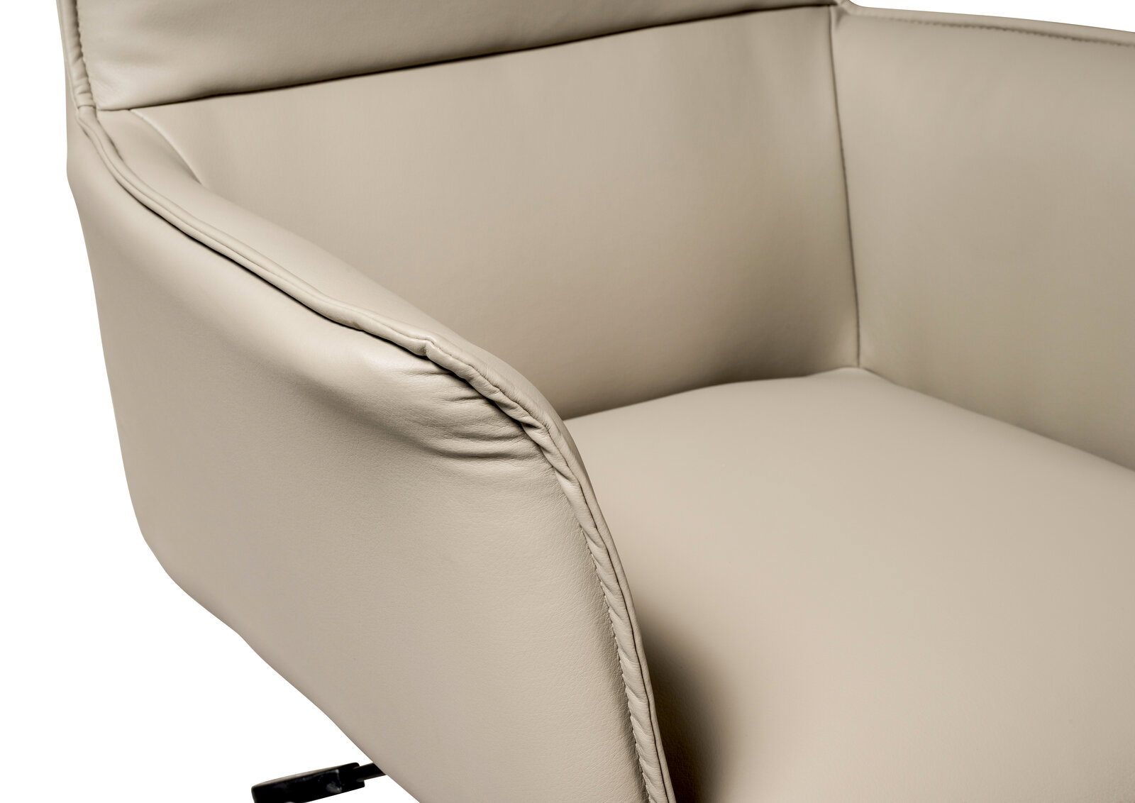 Nahaufnahme eines beigen Chefsessels aus Leder, seitliche Perspektive.