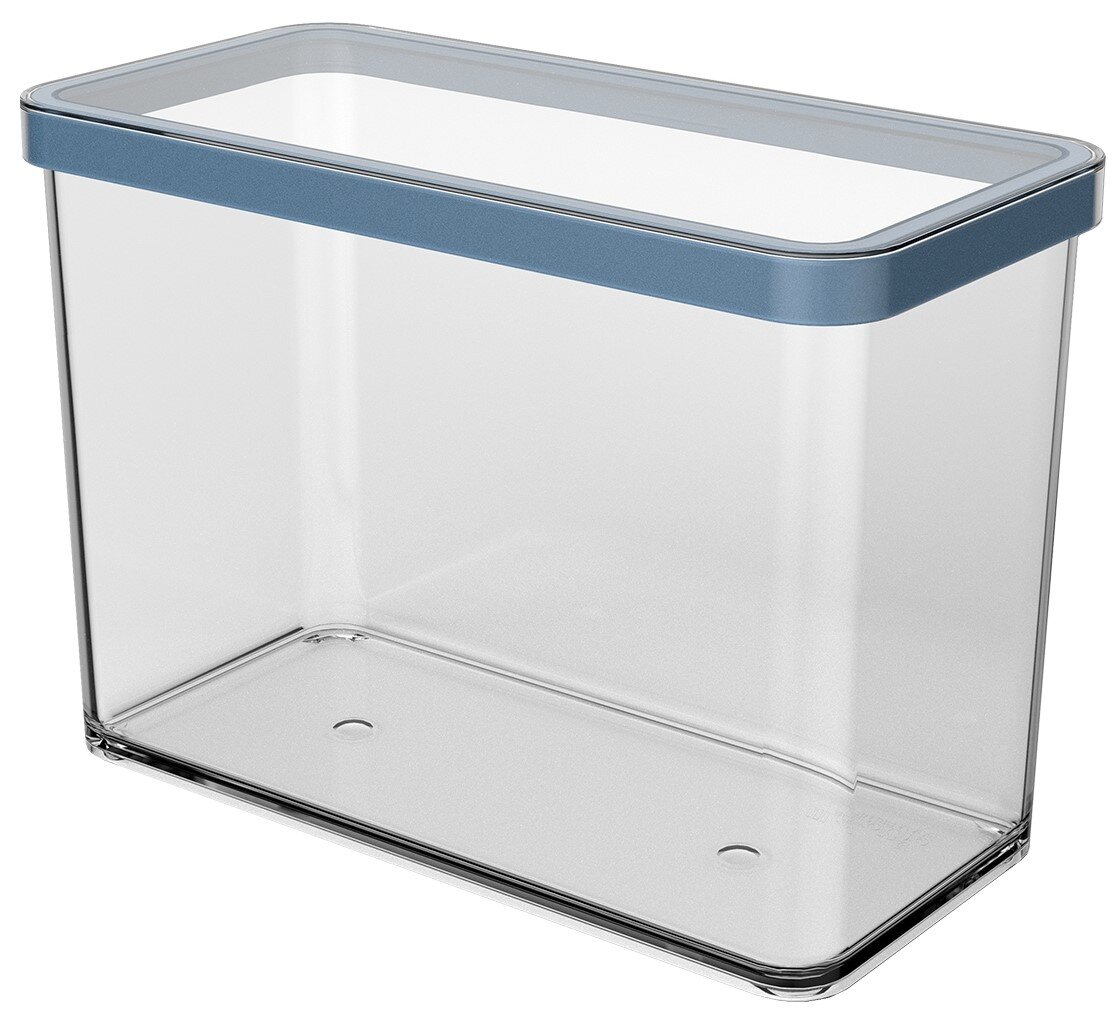 Transparente rechteckige Vorratsdose aus Kunststoff mit blauem Deckelrand, freigestellt auf weißem Hintergrund, in schräger Frontansicht von oben.