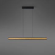 Moderne LED-Pendelleuchte in Holzoptik, frontal von vorne betrachtet, mit schlankem, rechteckigem Design und zwei dünnen Aufhängungen.