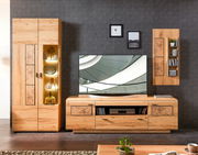 Moderne Wandkombination aus Holz mit TV-Schrank, Vitrine und Regal, frontal betrachtet.